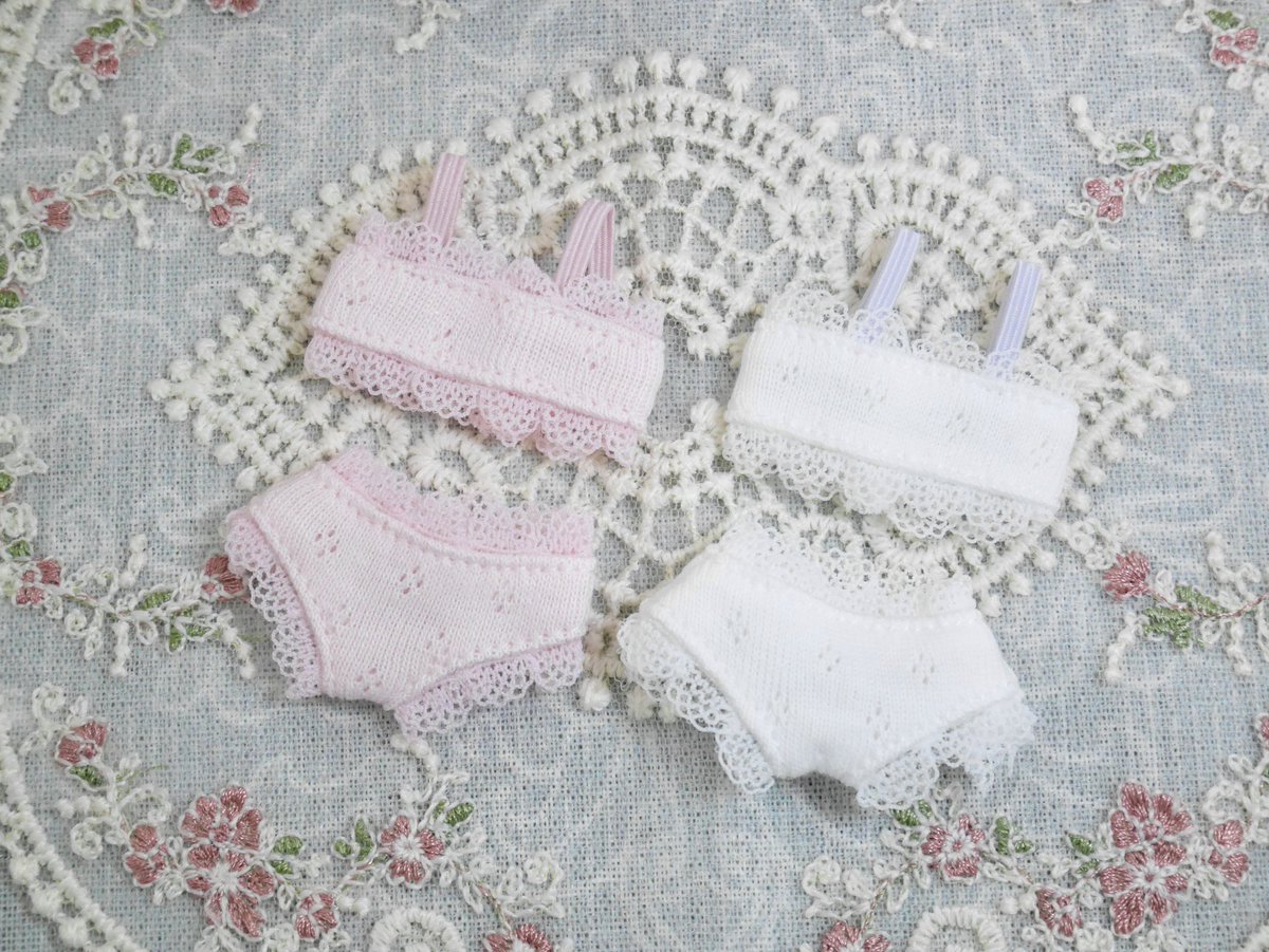 midorino00's tweet photo. セリアで売ってた1/12サイズのブラトップとショーツが可愛すぎたのでメリアちゃんに着てもらった☺️
メリアちゃんは1/8だけど一応着れたよ🫶
(ショーツはお尻側が若干短めだしブラトップは若干緩いけど)
#mudoll https://t.co/rkAunLmF05