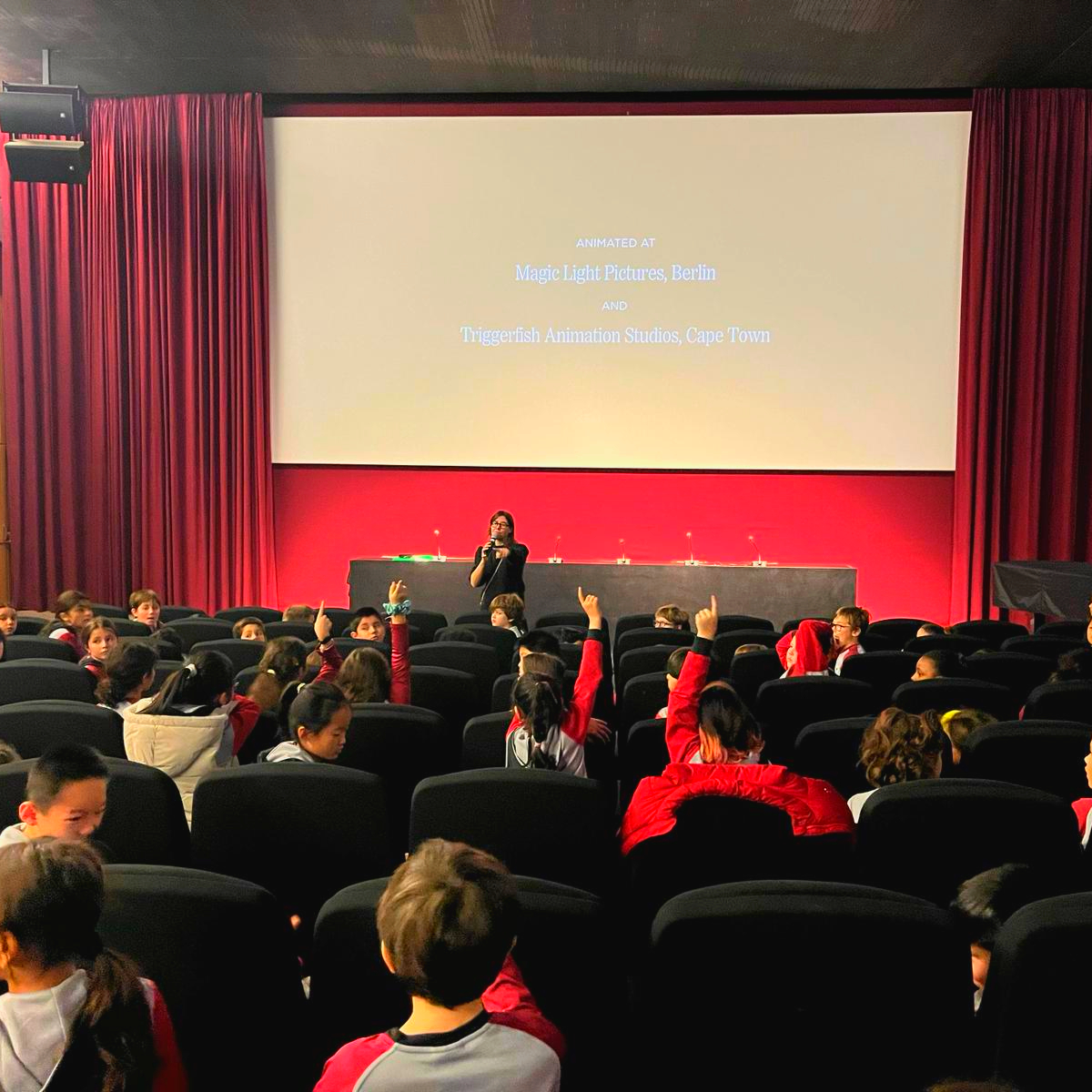 ImmaVedruna's tweet photo. Sessió matinal de #4tPRIM a la @filmotecacat
@modiband els presenta "La revolta dels contes" sobre la base de "Versos Perversos" de @roald_dahl
#VedrunaBategaambTu https://t.co/hsVReOjgEJ