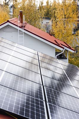 Tiesitkö, että kevät on hyvää aikaa sekä ilmalämpöpumpuille että aurinkopaneeleille? 
Kodin lämmittämistä varten hankitun ilmalämpöpumpun hyötysuhde on erinomainen alkukeväästä.
Aurinkopaneelien kennot taas kaipaavat valoa, mutta eivät niinkään lämpöä.
kesko.fi/media/uutiset-…