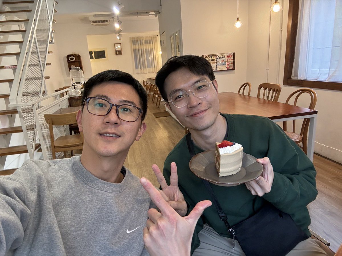 flyingapsara's tweet photo. 幫我慶生的男朋友
請我吃教父午排
還陪我吃了兩餐的蛋糕
一起一整天 ❤️ https://t.co/0RsqljZWmp