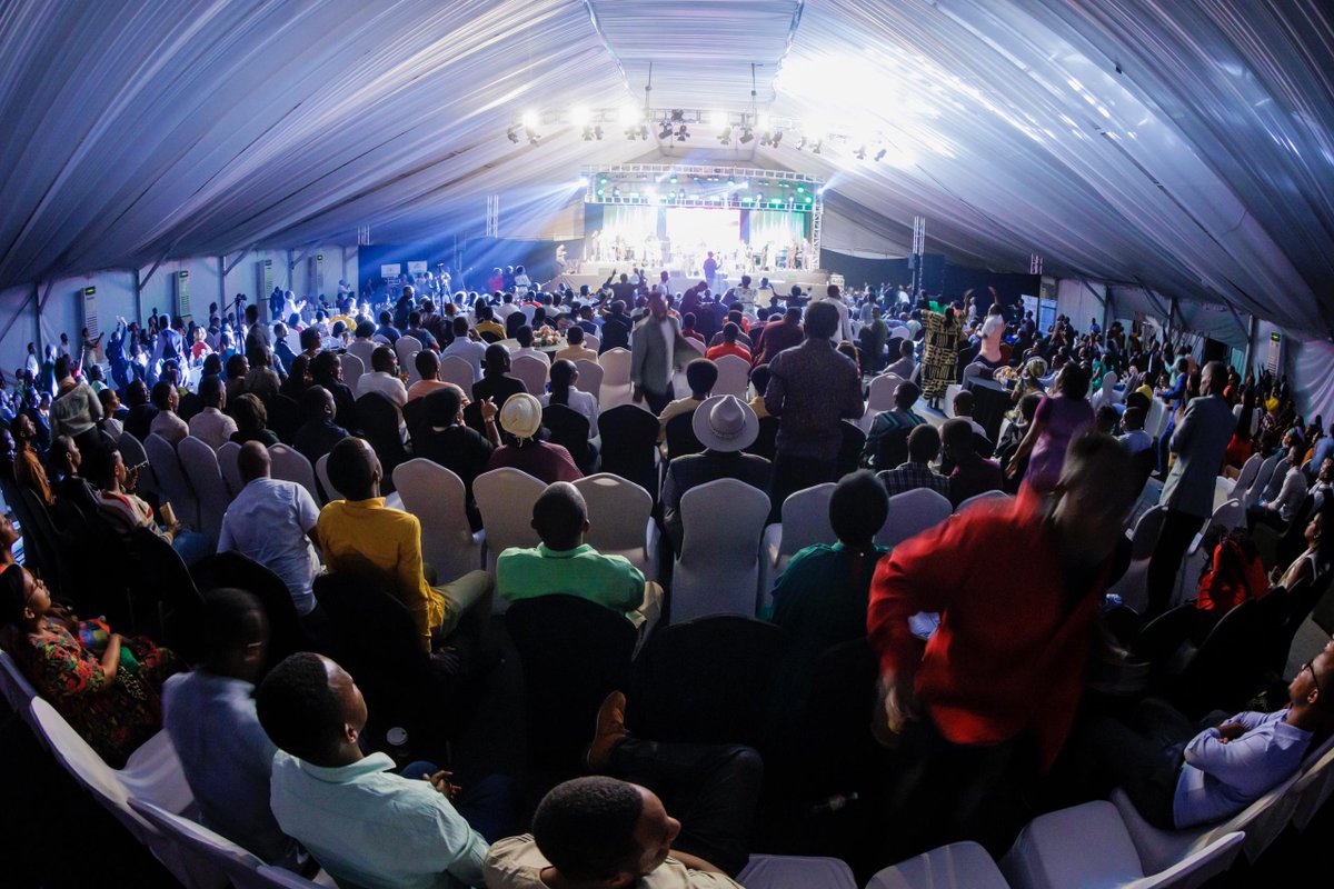 Radiorwanda_RBA's tweet photo. 📷AMAFOTO📷

Umuhanzi w’indirimbo zo kuramya no guhimbaza Imana, Jado Sinza, yakoze Igitaramo yise ‘Redemption Live Concert’ yafatanyijemo n’abarimo Umunya-Tanzania Zoravo, True Promises na Bosco Nshuti.

Umushumba Mukuru wa ADEPR, Pasiteri Ndayizeye Isaïe, yashimiye uyu muhanzi, umuhate wo kumenyekanisha inkuru nziza. #RBAShowbiz