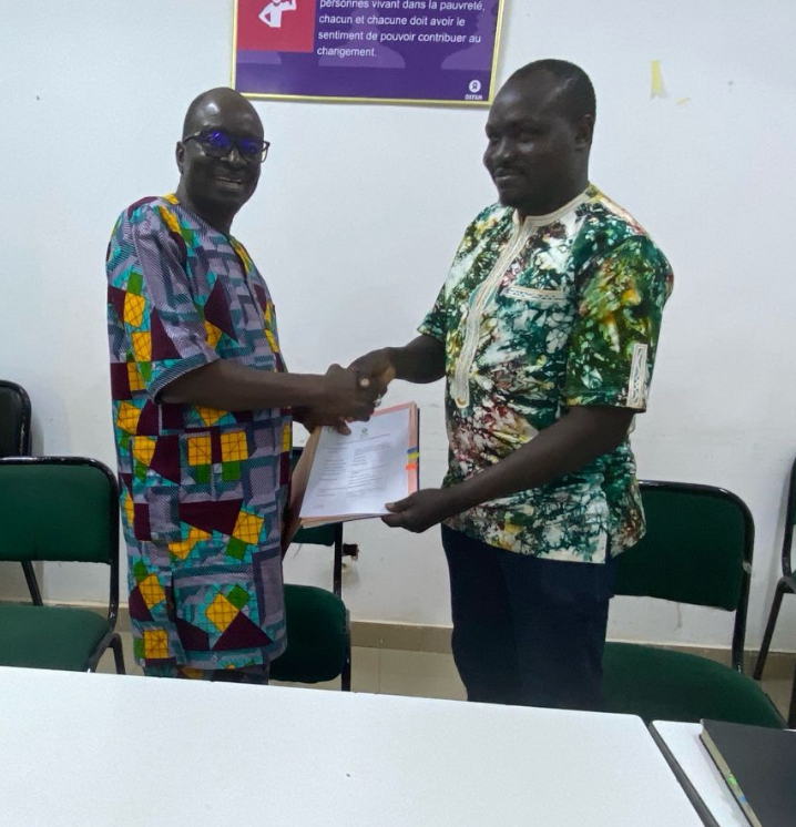 oxfamauburkina's tweet photo. Signature de convention entre Oxfam et les partenaires de mise en œuvre du projet « pour un programme de renforcement de la participation citoyenne et de redevabilité dans la gestion des finances publiques au Burkina Faso » phase III.
#ORCADE
#RECIBOG
#CERAFP https://t.co/xx7wpfnnOM