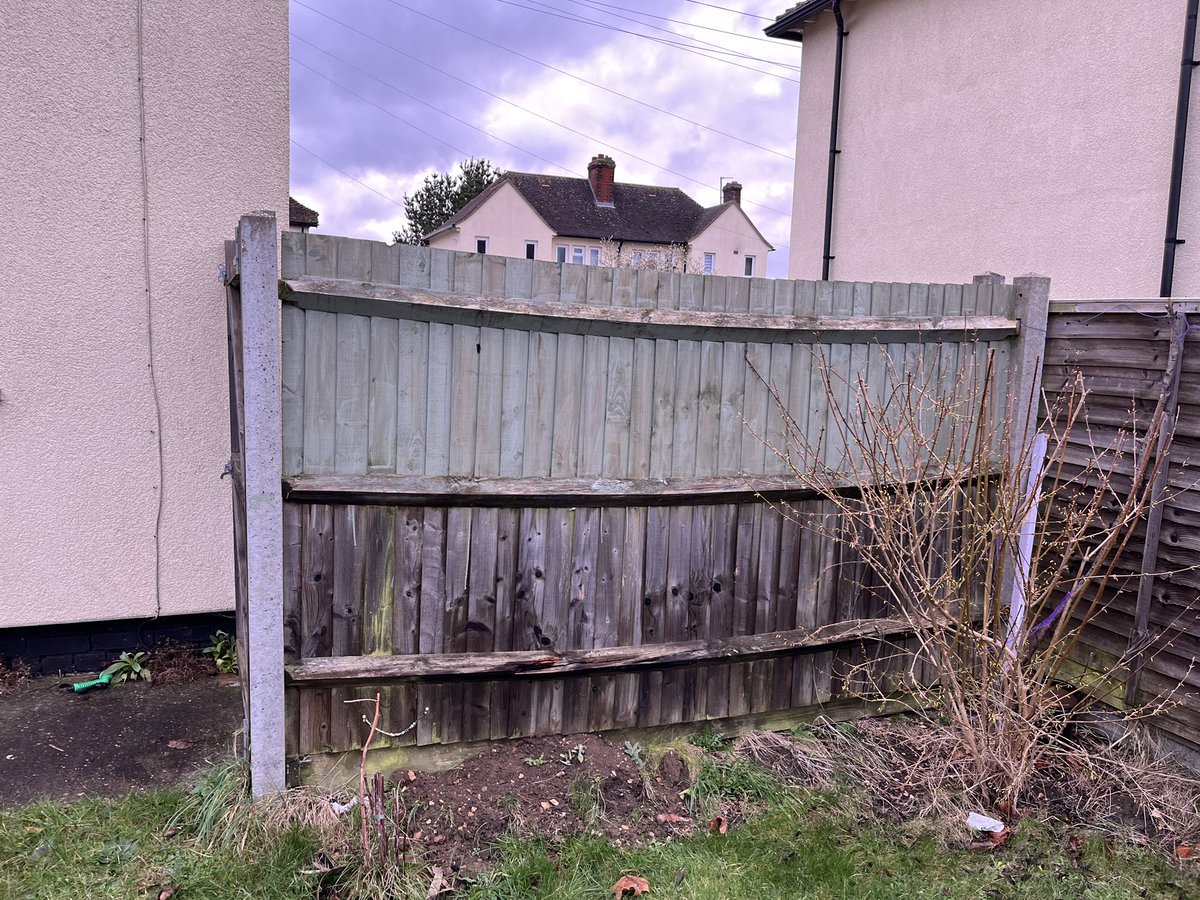 ABCFencingLtd's tweet photo. Before and after transformation!🏠
Another #residential project in #Hertfordshire have been transformed after the #fence being damaged by the storm!
👉Contact us 📞01727 824788
https://t.co/jXCwYkVgag
 #fencing #fenceinstaller #fencecontractor #stalbans #hitchin #radlett #welwyn https://t.co/9WGoGiKm0C