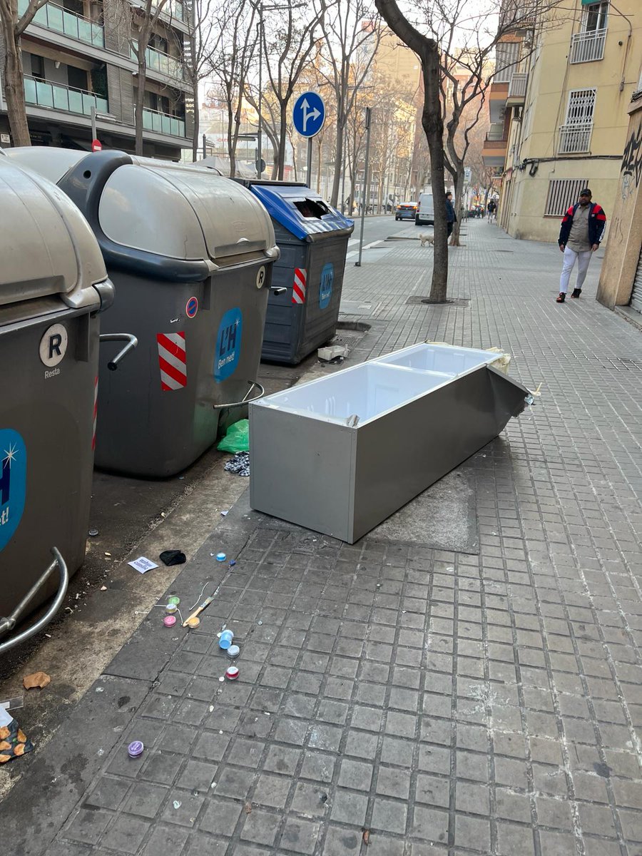 buenas <a href="/nuriamarinlh/">Núria Marín/❤️</a> a las 8AM Pl/Unicef me encuentro con 1 pandilla de rumanos con sus carros, super borrachos 3 pasos y hay esto.Ya no sé qué pensar ¿vivimos en un barrio pobre de la India o en España? Por cierto, la Guardia Urbana? Los han despedido hasta las próximas eleccio