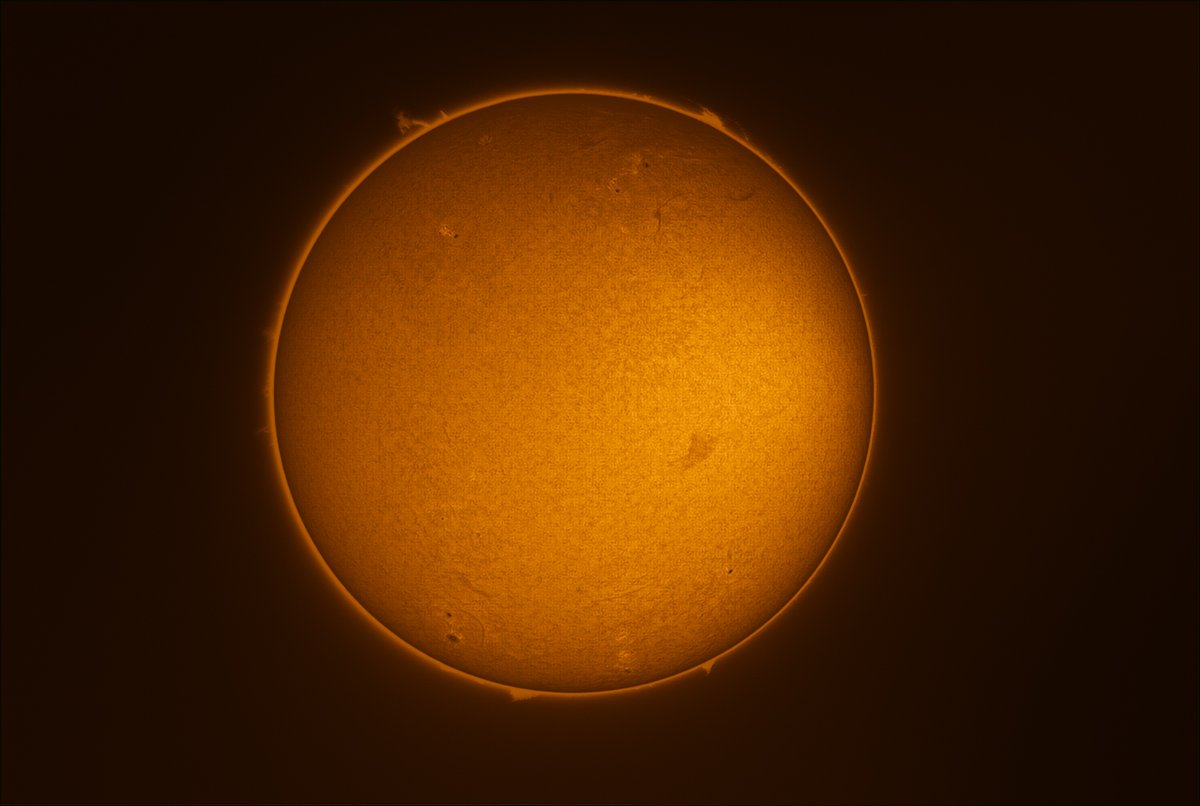 DLR_next's tweet photo. Guten Morgen zusammen - wie immer mit einem Bild der Sonne, heute mal nicht per Satellit, sondern von unserem Sonnen-Teleskop, das Schulklassen in Berlin und online auch aus ganz Deutschland bedienen können. Mehr dazu im ALT-Text ... https://t.co/Ox5x3ms7zM
