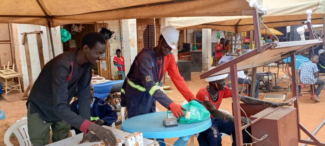 Turning skills into earnings! 💰 Refugee & host community graduates from our skilling project took centre stage at the vibrant market in Kiryandongo to showcase their talents and services to enthusiastic buyers, turning their abilities into profitable ventures. #EnablingChange