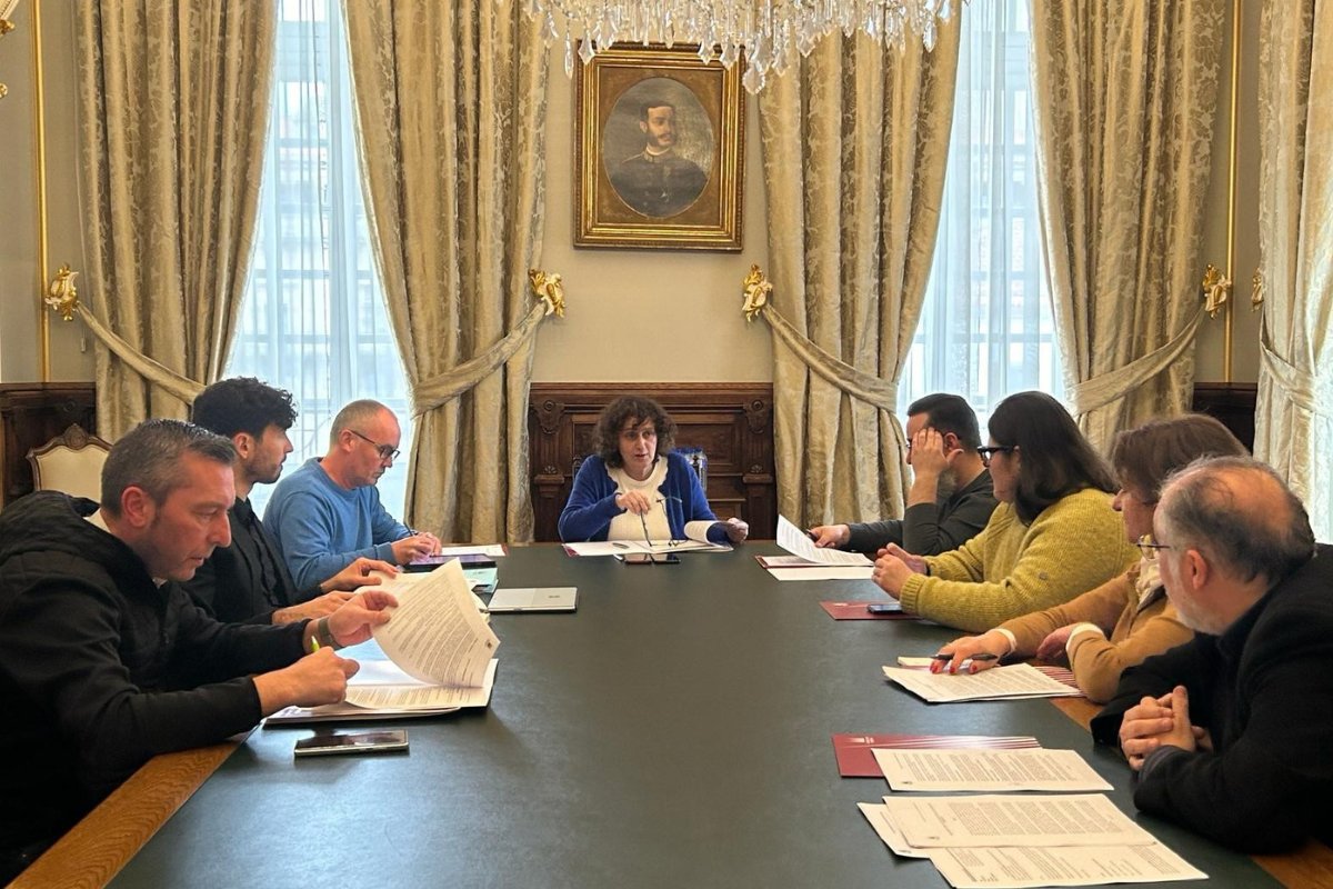 O Concello reuniuse cos representantes de <a href="/CompHosteleria/">CompHosteleria</a>, <a href="/GHostalaria/">@hostalaria.gal</a>  Gal e a Asociación de Bares, Pubs e Discotecas de Compostela para lles presentar a proposta de regulamento da Mesa para o diálogo co sector 🤝 

Máis info 📷 n9.cl/rk9hx