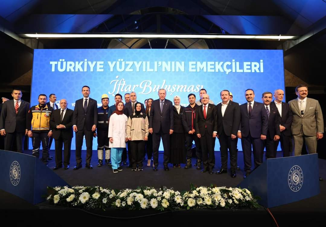 TÜRKİYE YÜZYILI’NIN EMEKÇİLERİ İFTAR BULUŞMASI’NA KATILDIK Çalışma ve Sosyal Güvenlik Bakanlığı tarafından düzenlenen Cumhurbaşkanı Recep Tayyip Erdoğan’ın katılımıyla gerçekleştirilen “Türkiye Yüzyılı’nın Emekçileri İftar Buluşması” 16 Mart 2024 tarihinde İstanbul’da…