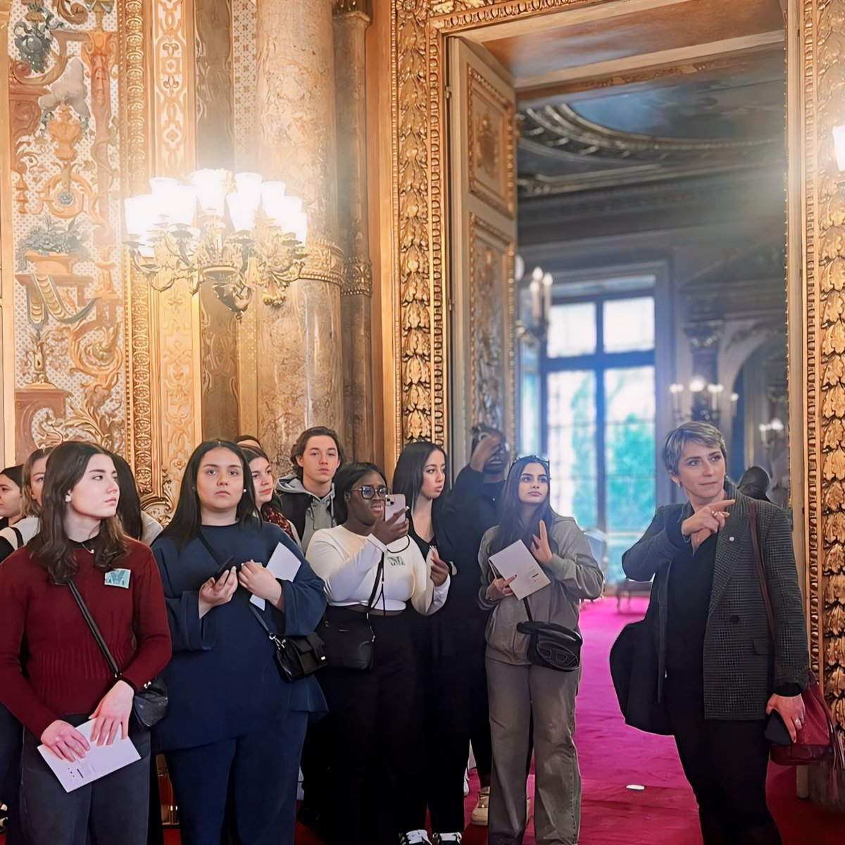 LyceeBourquin's tweet photo. 🎒 La semaine dernière, les étudiants de BTS Tourisme étaient reçus au Palais du Luxembourg par la Sénatrice des Pyrénées-Orientales @LJosende 

👏🏻 Une rencontre instructive, sympathique et inspirante !

#btstourisme #palaisduluxembourg #sénatrice #instructif https://t.co/Vnif0jhA54