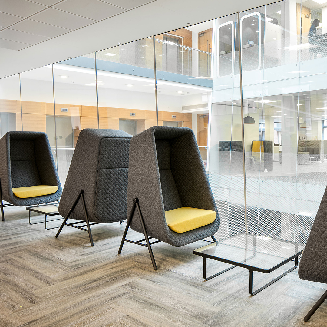 Aldermore required a space that supported agile and #collaborativeworking at their Manchester HQ. Working with 4m Group UK multiple products including Tryst, Muse, and Platforms were installed.⁠ ⁠ Muse fabrics by Camira Fabrics ⁠ ⁠ Read more: connection.uk.com/product/muse/