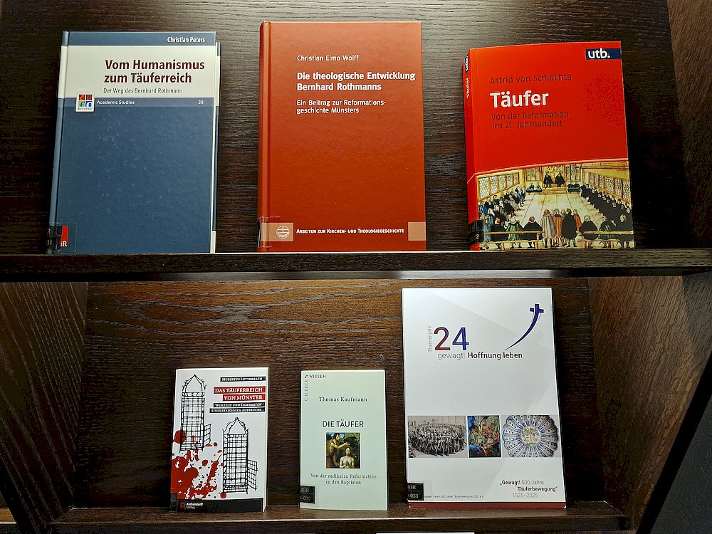 Unser Regal mit #Neuanschaffungen für die Bibliothek enthält zurzeit sechs Titel zu den #Täufern in #Münster, Europa und der Welt. Die Bücher könnt Ihr ohne Voranmeldung zu unseren Öffnungszeiten einsehen: Di 10-17 Uhr | Mi 10-17 Uhr | Do 10-18 Uhr @StadtarchivMS
