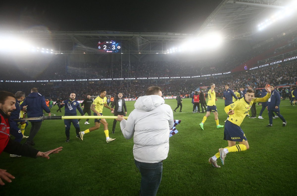 Seitdem die Türkei die EURO2032 bekommen hat: 

🔸Vereinspräsident haut Schiedsrichter mit Faustschlag ins Gesicht
🔸Trabzonspor-Fans bewerfen Fenerbahçe Spieler mit Gegenständen und Feuerwerkskörpern, stürmen anschließend das Spielfeld und attackieren die Spieler

Perfekt.