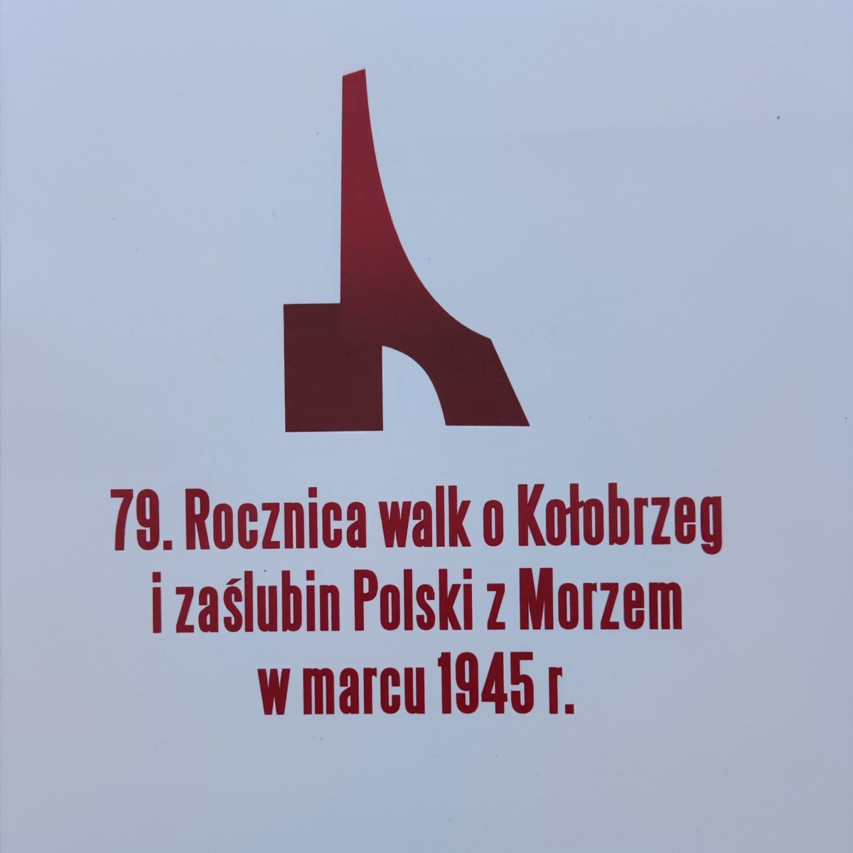 Anlässlich des 79. Jahrestages des Kampfes um Kołobrzeg legten Bezirksbürgermeisterin und Bezirksverordnete Kränze in der Pankower Partnerstadt nieder. Hier im Rahmen einer militärischen Zeremonie auf dem Soldatenfriedhof.