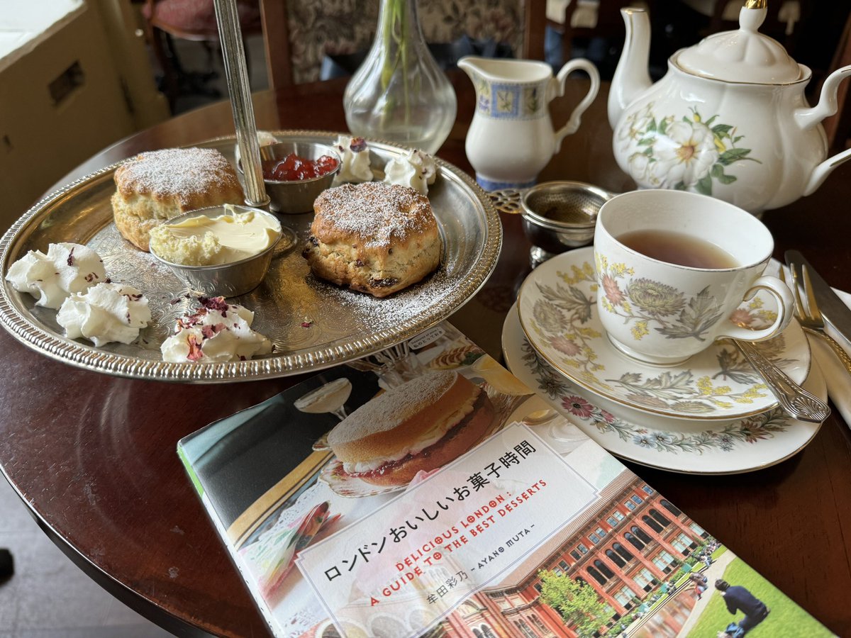彩乃先生の「ロンドンおいしいお菓子時間」で見て憧れていた、ケンジントンのCandella Tea  Room。先月の一人旅でやっと行けて嬉しかった！美しいシルバーのトレイでサーブされるスコーンもおいしかった✨今は有名になりすぎて人気の観光スポットになってるようで、開店と  ...