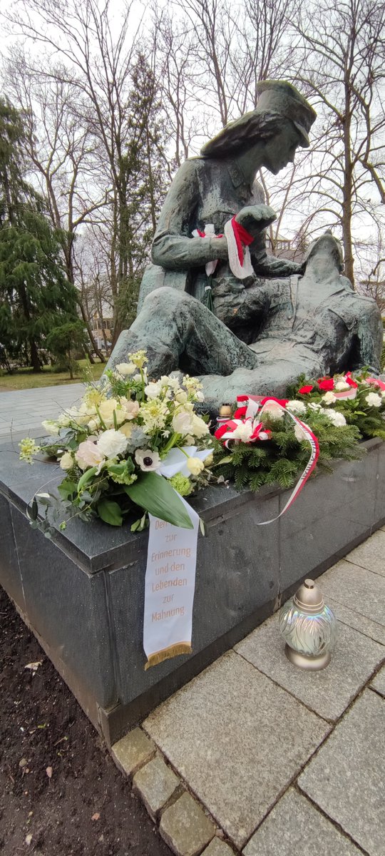 Die Bezirksverordneten Prof. Dr. Antje Tölle und Patrizia Flores besuchten das Denkmal der Sanitäterin und legten dort für den Bezirk Pankow ein Blumengebinde ab.