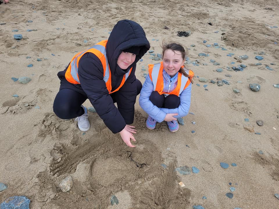 Learning about food chains and webs with Ysgol Llanfawr, whilst showing love and appreciation for our environment through art! 🦀 Thank you Ysgol Llanfawr for the great day! Hopefully next time, in the sun ;) #Beachart #environment