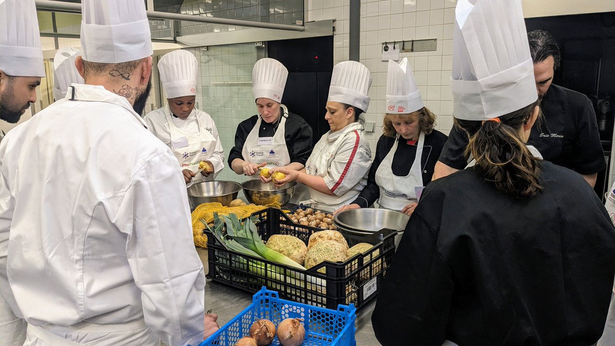 FTravail_BZH's tweet photo. 🏁 Top départ pour la semaine des métiers du #tourisme
À cette occasion, les deux agences @FranceTravail de Saint-Brieuc et leurs partenaires organisent ce jour un restaurant éphémère pour permettre aux professionnels du secteur de recruter autrement 🍽️ https://t.co/3Y1QTaZJV6
