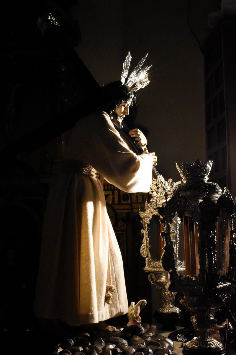 🔹 VESTIMENTA

Ya se encuentra dispuesto en su paso procesional nuestro Amantísimo titular Nuestro Padre Jesús del Amor y la Entrega. Deshojamos el calendario para poder verle repartiendo amor y entrega por las calles de Granada  en el tan esperado Jueves Santo.

📸Amanda Herrera