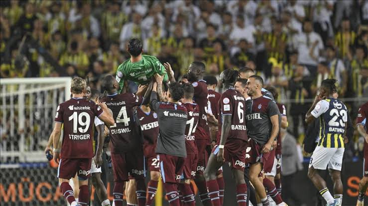 Radyololog1's tweet photo. @Love61TS @antihistamink Buda sana gelsin Kadıköy de bir tane taraftar sahaya girdi mi https://t.co/lFP6eqtNxZ