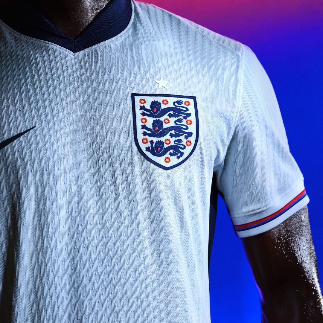 nikefootball's tweet image. The trim on the cuffs takes its cues from training gear worn by English legends.