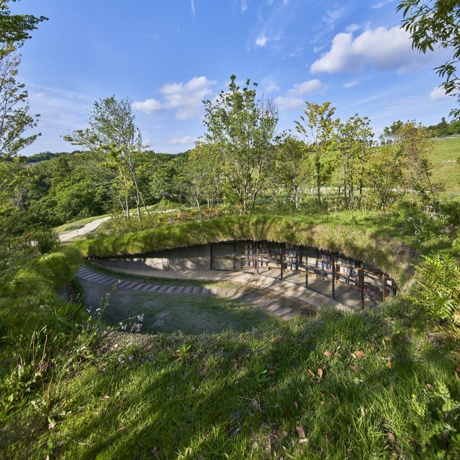 Yeşillikler arasında yer alan yeraltı kütüphanesi, Japonya'nın Kurkku Fields bölgesinde konumlanıyor ve Hiroshi Nakamura ve NAP Architects tarafından tasarlanıyor. instagram.com/p/C4ncPqiItrb/…