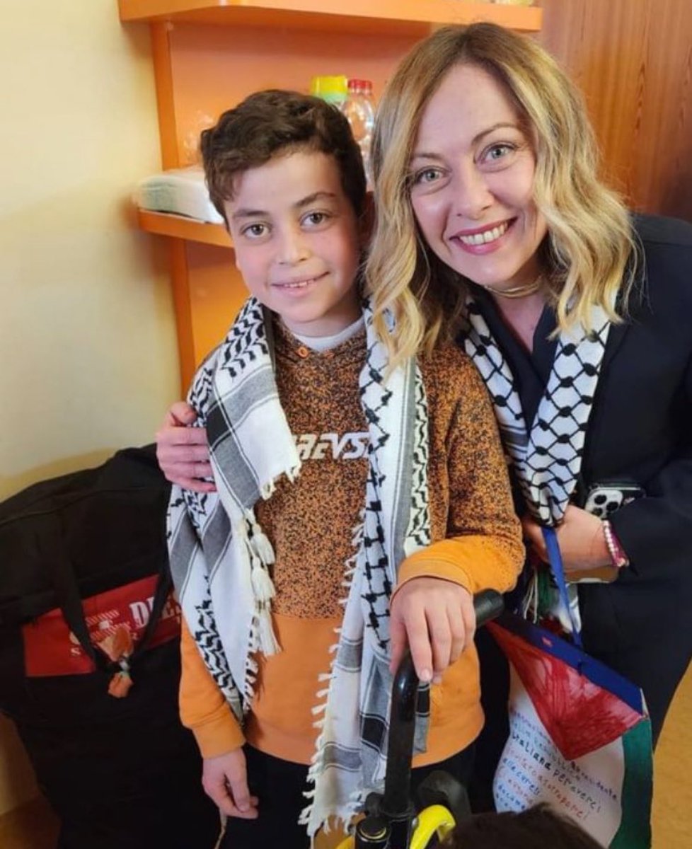 avantibionda's tweet photo. Ehi, bambino palestinese, vieni qui a farti una foto con quella che non ha votato risoluzioni ONU per il cessate il fuoco a casa tua, che vi ha bloccato fondi per cibo e medicine, che appoggia e dà armi a quelli che massacrano bimbi come te, a migliaia.
#meloni
#propagandacoilive https://t.co/HkliqkG2m0