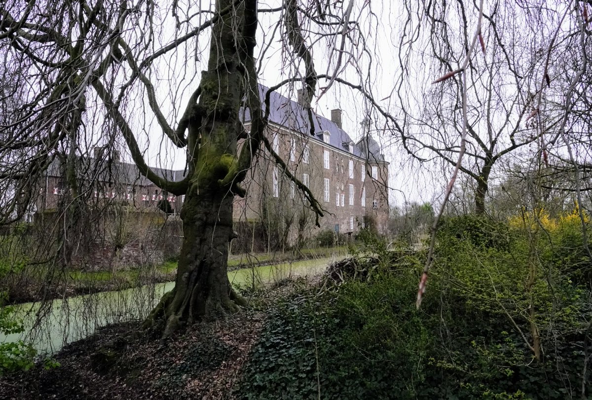 fotoaufnahme's tweet photo. Am Niederrhein nördlich von Wesel befindet sich #Schloss #Ringenberg. Startet gut in die neue Woche. https://t.co/IHbEKyat8q