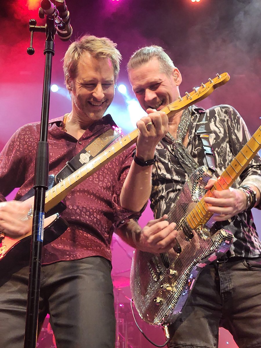 Thanks to Paula Da-Silva for this great shot of the boss and I in action; entertaining ourselves as always 🤘🏻🎸 #live #entertainment #mirrorball #guitarplayer