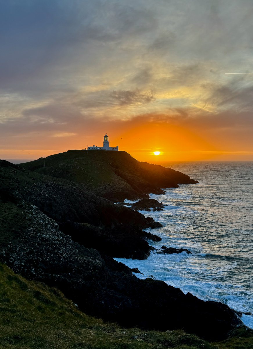 Fabulous sunset at #StrumbleHead yesterday after a wonderful walk from Llanwnda...another section of the @WalesCoastPath ticked off and how very lucky we are to have it 🧡

@ItsYourWales @StormHour @thephotohour
@visitpembs @W4LES

#strumbleheadlighthouse #pembrokeshirecoastpath