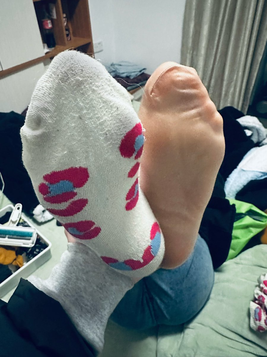 有谁会拒绝棉袜套丝袜并且打了一场羽毛球的臭脚，脱下来的一瞬间时候真的庞臭，这味道很难不爱 #丝袜 #骚脚 #足底 #足交 #臭脚 #库里丝