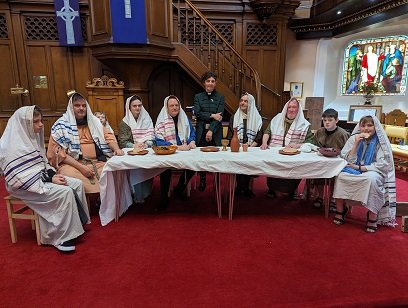 PlayLanarkshire's tweet photo. Delighted to have a visit from @churchmoderator at our dress rehearsal yesterday. Thank you for joining us and for your encouragement @FVandC @churchscotland @old_parish #Lent2024 #easter2024 #passionplay https://t.co/FyPuioLaqU