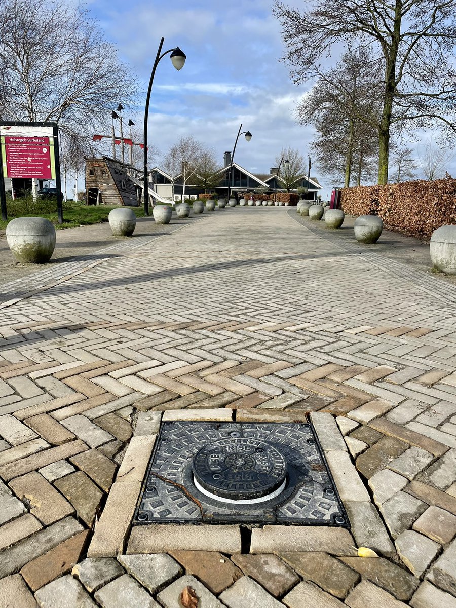 Vorige week overal in het nieuws #Aalsmeer dat Surfeiland veiliger is voor kinderen en honden dankzij toegangspaal. Nou er werd vanochtend hard gereden met veel haast. Oh kijk maar paal werkt helemaal niet <a href="/Aalsmeer_NL/">Gemeente Aalsmeer</a> 🤔