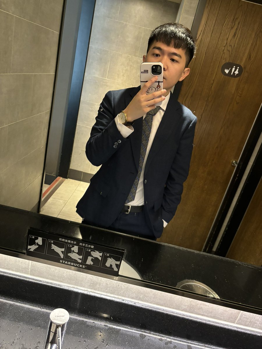 早上要去捷運站的路上，被老闆告知15分鐘後要開一個視訊會議，我趕快飛奔到附近的星巴克😵‍💫