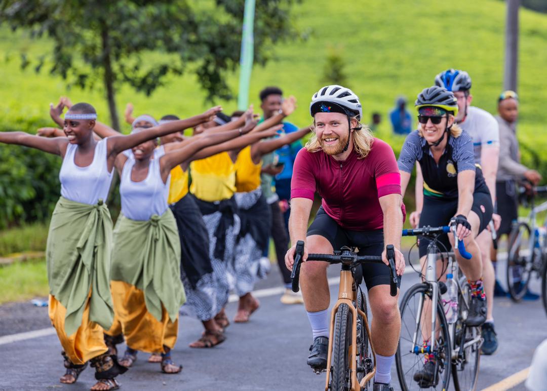 How amazing to see culture, entertainment and sports in one photo, marking more special moments of NYUNGWE MARATHON & COMMUNITY EXPO 2024 

📸 @ivanking.rwanda