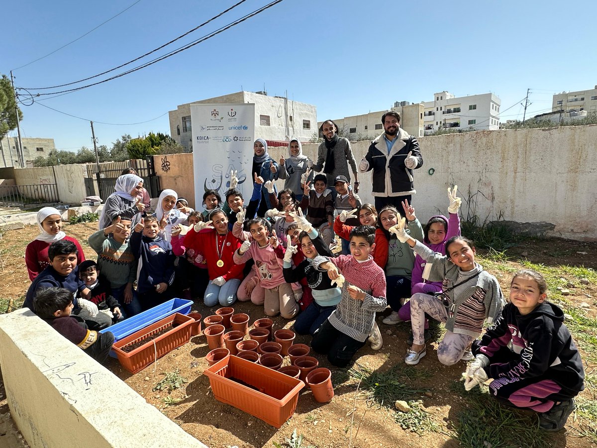 قادة #صون، عهد، عبدالله، وليث ينفذون مبادرة 'أسطح خضراء' في الكرك. 'المساحات الخضراء تعكس الصمود'- عبدالله #أثر_أخضر_كل_يوم_إثنين ✅📸 #GreenImpactMonday @UNICEFJordan @MoY_JO @MoENVJo @BankalEtihadJO