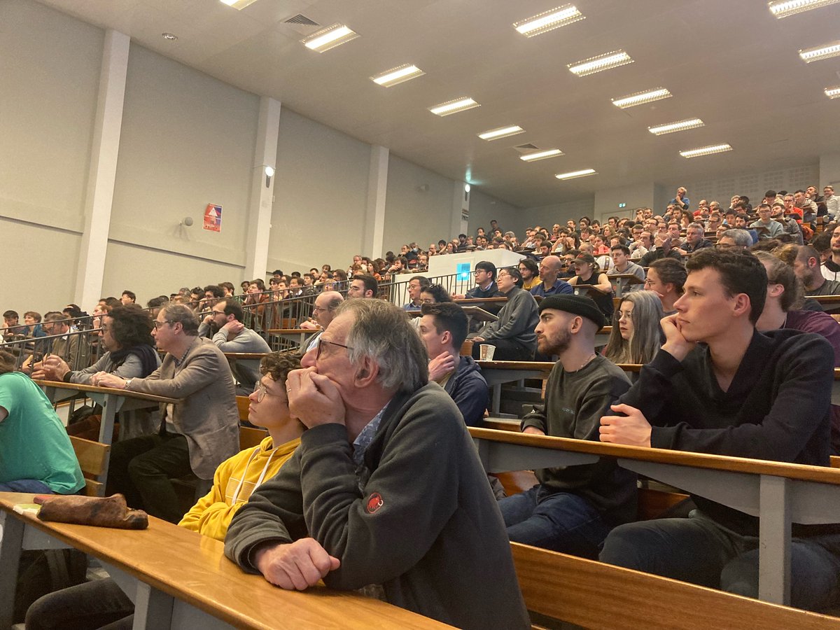 maths_toulouse's tweet photo. 📸 Retour en images du passionnant colloque d'Hugo Duminil-Copin qui s’est tenu le 15 mars dernier. Lauréat de la #MedailleFields 2022 pour ses travaux sur les probabilités, a présenté un colloque sur le modèle d'Ising. https://t.co/dK57F77NYG
