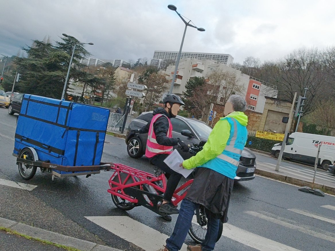 ChampagneVelo's tweet photo. Opération d'information ce matin auprès des cyclistes avenue du 25è RTS sur les travaux pour la #VL4 et les itinéraires bis ⤵️.

Sur place les responsables de chantier 🚧 nous ont confirmé l'indisponibilité des voies Bus+Vélo jusqu'à cet été.

Merci 🙏 à nos adhérents. https://t.co/HGjvA58q3E