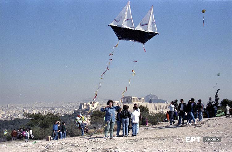 In #Griechenland wird heute der Rosenmontag gefeiert. 'Kathara Deftera' markiert den Anfang der Fastenzeit vor dem orthodoxen Osterfest.
📸Das traditionelle Drachensteigen auf dem Filopappou-Hügel gegenüber der #Akropolis, Rosenmontag 1990.
©️ Archiv des 🇬🇷 Öffentl. Rundfunks