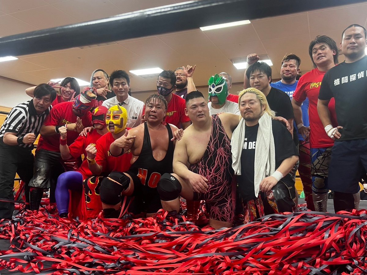 昨日は蓮香誠引退興行にご来場ありがとうございました。
13年間チームでらにいてホントに良かった。
大切な仲間ができたり支えてくれるお客さんにも会えた。
だから僕は良い思いしましたよ師匠。
ホントに13年間支えてくれた皆さんありがとうございました。