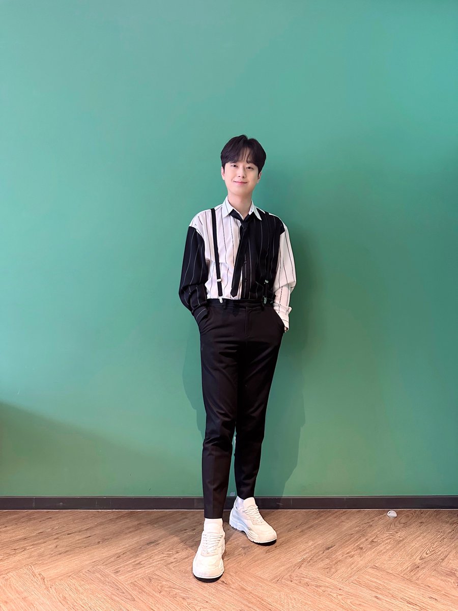 ChanWonOfficial's tweet photo. 📸 찬또그래퍼 📸

<톡파원 25시>의
큐티섹시 MC 찬원 등장🌟

오늘도 다양한 매력의 소유자
찬원과 함께
각양각색의 여행지를 즐기러💖

오후 8시 50분
JTBC에서 만나요😆

#이찬원 #LeeChanWon 
#톡파원25시 
#티엔엔터테인먼트 https://t.co/SA7y41HbVL
