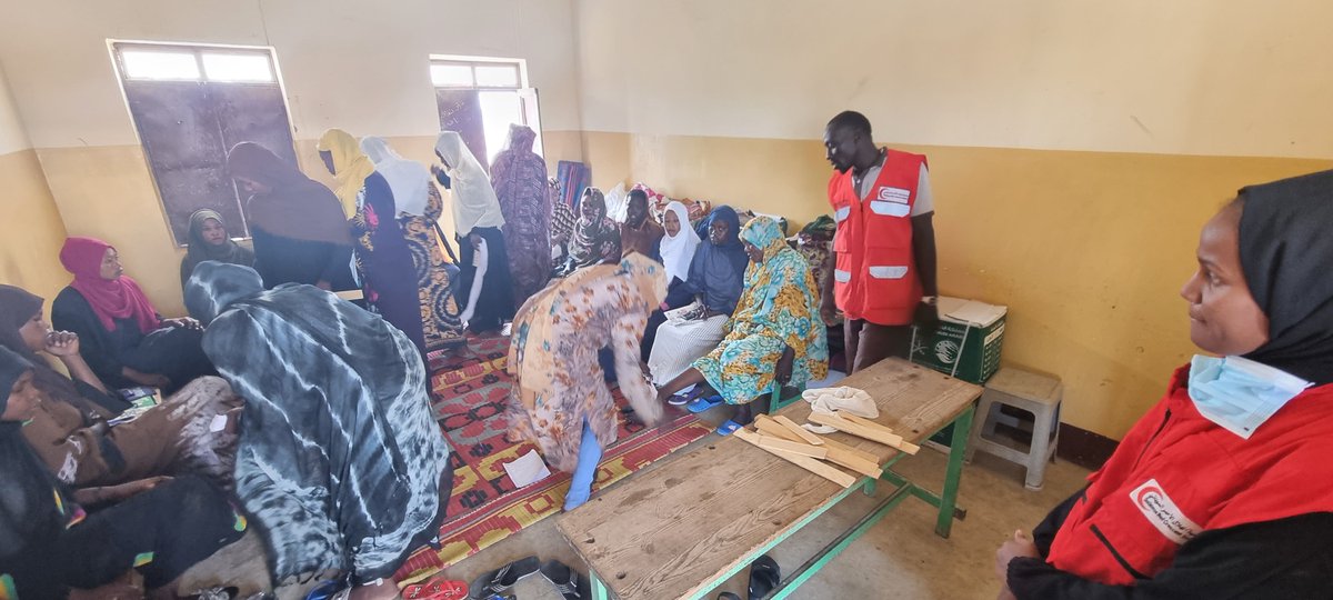 In collaboration with @SRCS_SD, first-aid training was provided to 120 displaced people in Port #Sudan. The training aimed to familiarize the participants with lifesaving techniques tailored to their setting, allowing them to respond in an emergency.