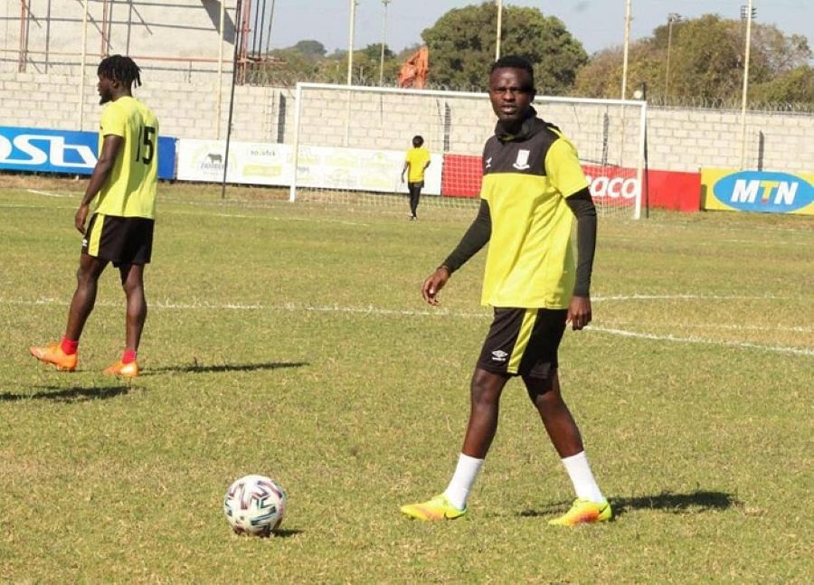 TwahirwaIpha's tweet photo. Nizeyimana #Mirafa , umwanda wo muri footabll utumye areka umupira imburagihe. Ku myaka 28 numvaga aribwo atangiye gukina ahubwo. Ruswa, Amarozi toujours #RwOT habure uturogera @RwandaAmavubi ngo agere mu gikombe cy'isi? Basi se wenda CAN? Cg haroga za Samabwa? https://t.co/hXrRmA0Aa3