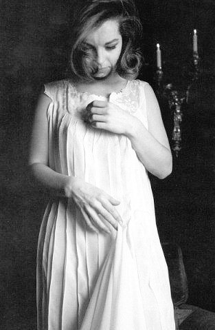 Éloignez-vous des économes du cœur. Ceux qui prennent sans jamais donner et ne savent vous appeler que quand la nuit les effraie. Ceux qui ont toujours une bonne excuse et finissent par semer des idées sombres sur la beauté de votre intégrité. 

🤍 Un livre, Une histoire