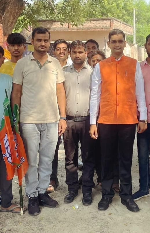 Dheeraj38858635's tweet photo. ब्लाक भेटुआ  की सुल्तानपुर ग्रामसभा आदरणीय @AdvKalika के नेतृत्व मे सांसद जी रिकार्ड बनाओ अभियान छेड दिया है।
18 वीं लोकसभा मे दीदी @smritiirani जी सबसे ज्यादा वोट से जीतकर पूरे भारत मे इतिहास रचेगीं।
#सुल्तानपुर_ग्रामसभा_युवाशक्ति https://t.co/DIBpMUzbQU