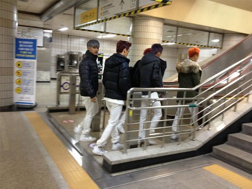 taeknyangi's tweet photo. 빅스 지하철 사건

다준돼 활동 당시 차량이 고장나 무대착장 그대로 지하철을 탔고 한 행인이 부모님이 이러고 다니는 걸 아시냐고 묻자 아주 자랑스러워하신다고 답변한 사건이다 https://t.co/SItQWIwjbg