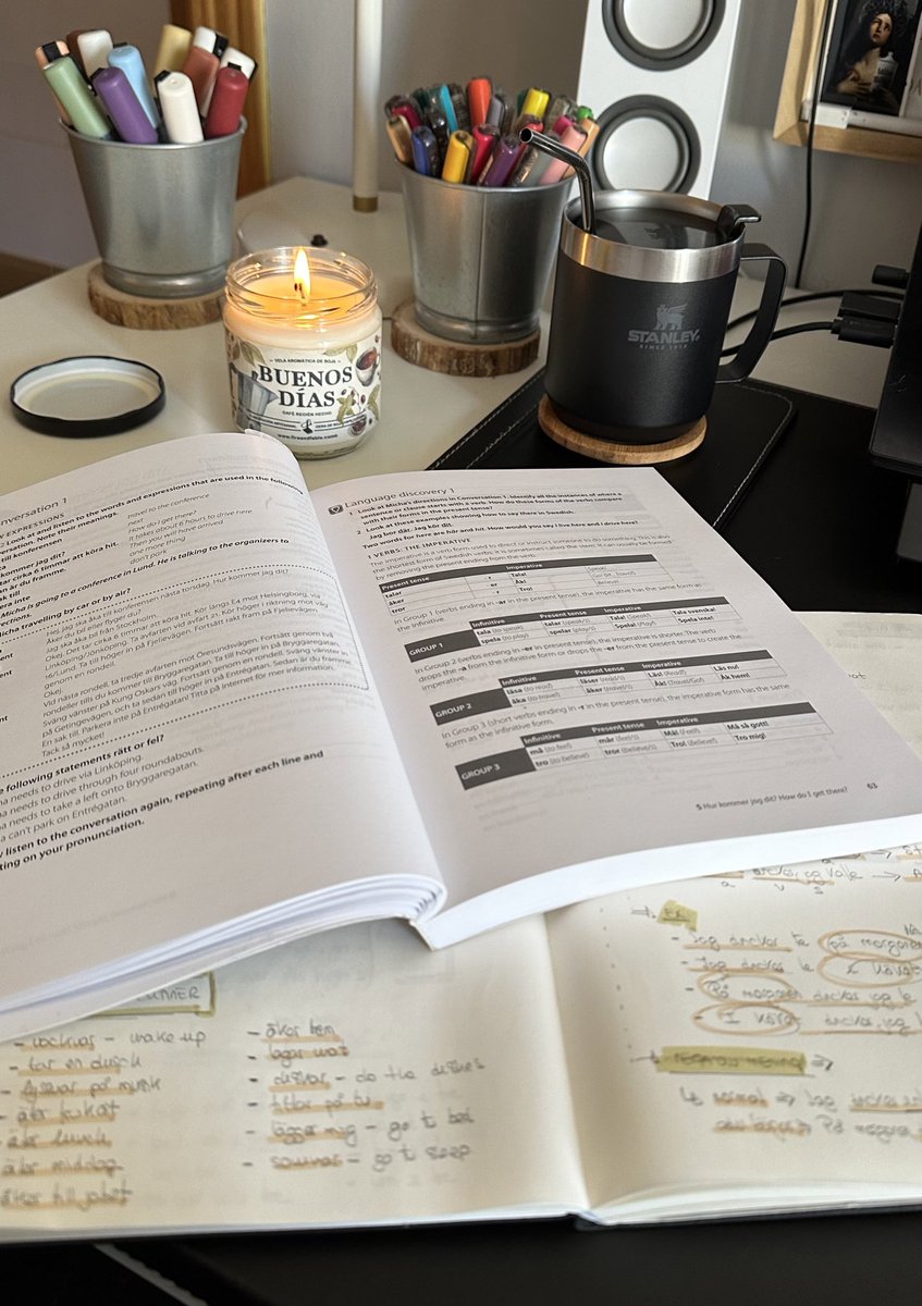 La mañana de los lunes siempre empieza con un buen café y un poquito de repaso de sueco 🇸🇪🖤