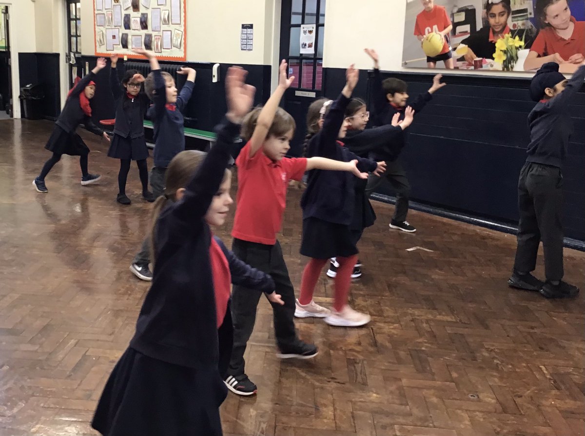 WGPrimary's tweet photo. What a great way to start our Birmingham-themed Creative Arts Day - with an ELO Mr Blue Sky Dance Workshop. Great moves Year 2! #KDDKDance https://t.co/Ut2bGUdnDB