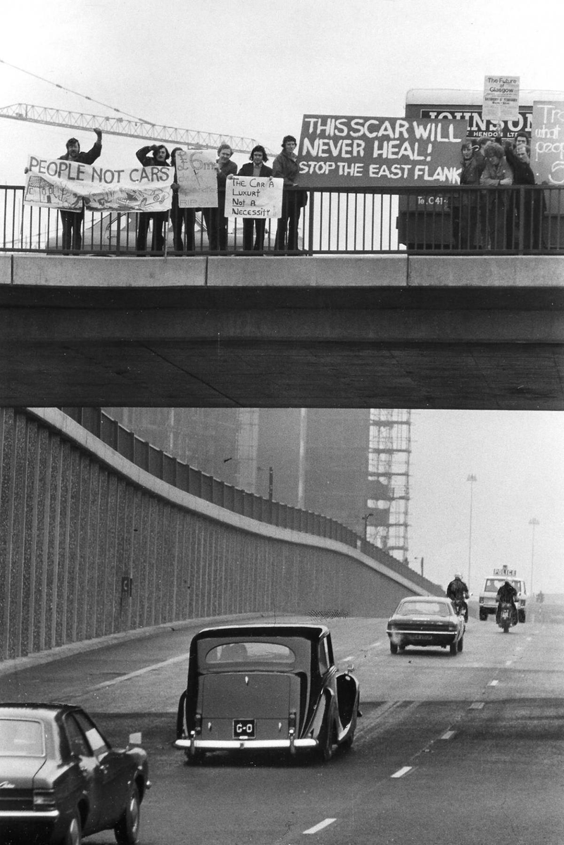 In February 1972, 20 students from Glasgow School of Art greeted Gordon Campbell, the Scottish Secretary of State, as he opened the Charing Cross section of the M8. They held up banners for all to see on a flyover as Mr Campbell’s car passed beneath. 📷 Newqsquest