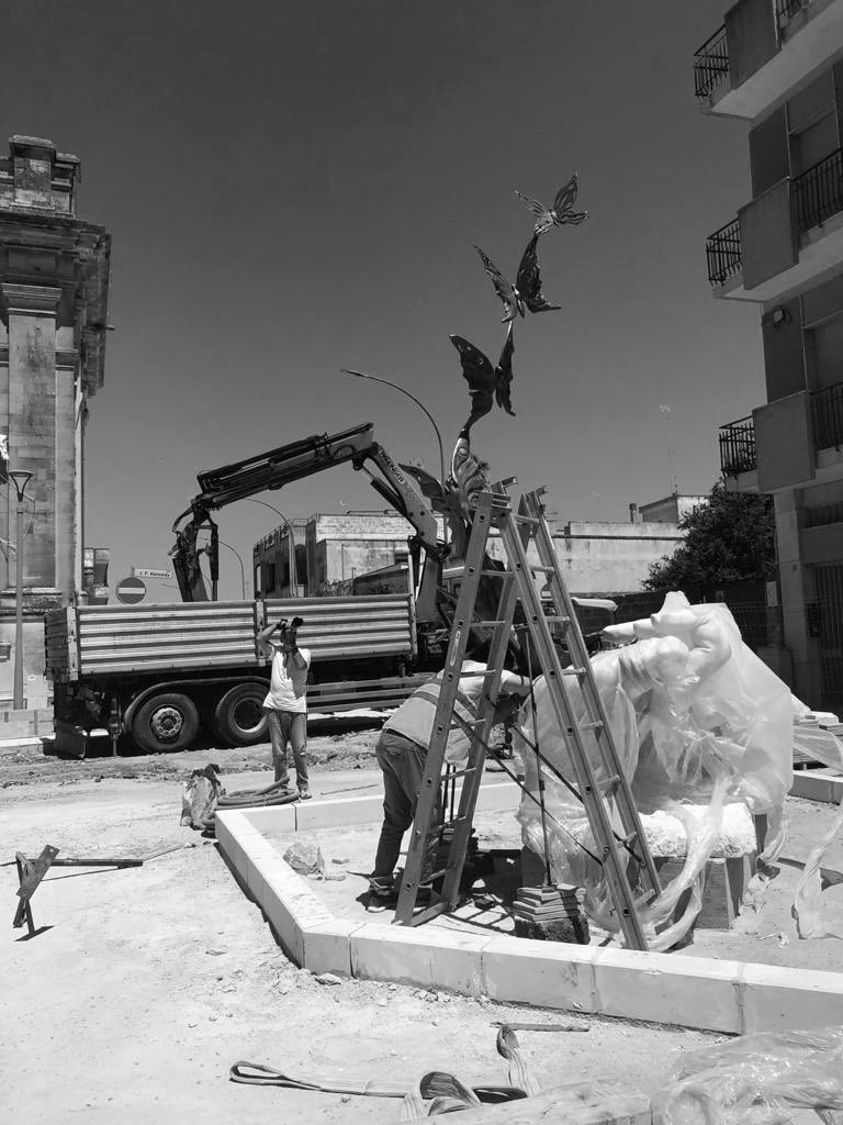 abelescultore's tweet photo. Una carezza nel vento 🦋 🦋 🦋
Monumento in marmo e bronzo di 4 mt
Montaggio
#farfalle #butterflyes #hand #symbol #wind #abelevadacca #high #bronze #marble #marmo #sculpture #allavoro #atwork https://t.co/ICpgrfT9JE