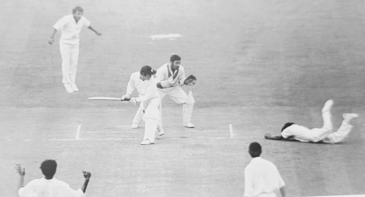 Birth anniv of India's finest fielder ever. In 1971 series, Alan Knott had troubled India with his aggressive batting. In Oval Test, captain Ajit Wadekar was aware they needed to dismiss him fast (1) #Solkar @SushilAaron @RandomCricketP1 @SunilWarrier1 @pra0902 @rasheedkidwai